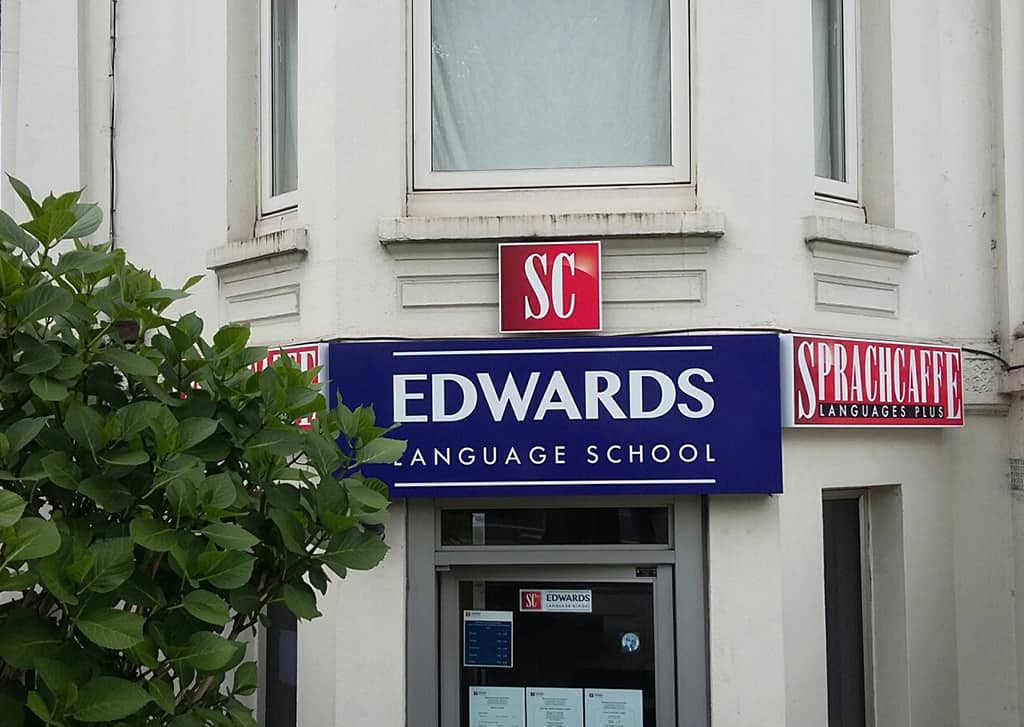 مدرسة  Edwards Languge لتعليم اللغات