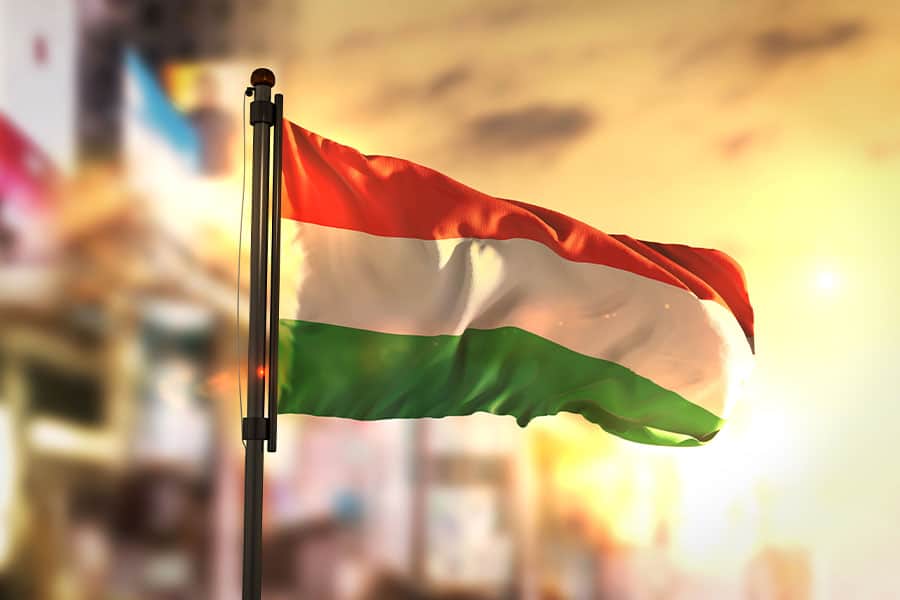 Hungary Flag - علم هنغاريا - الهجرة إلى هنغاريا (المجر) - التأشيرات والمعيشة والعمل