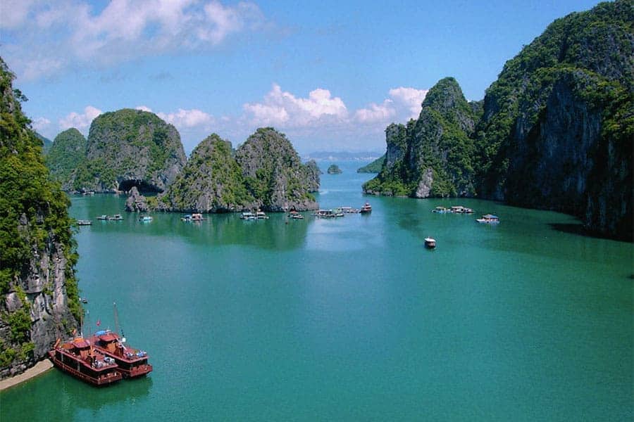 السياحة في فيتنام  بخليج ها لونج