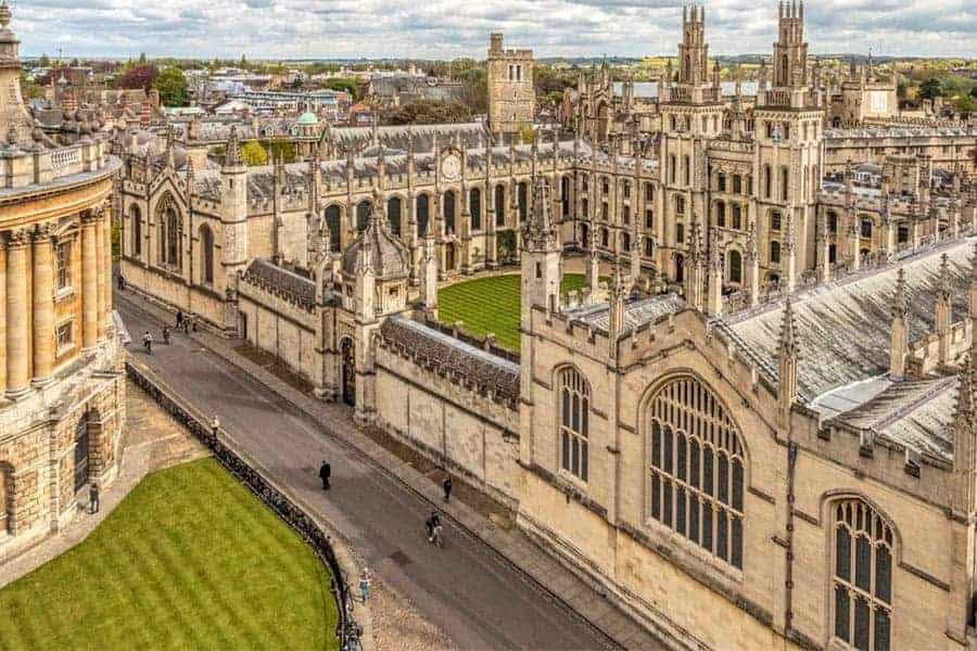 أنواع منح جامعة أكسفورد البريطانية للطلاب الدوليين
